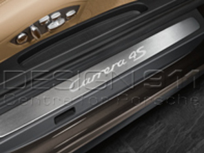 Listelli sottoporta in acciaio inox con logo. Porsche 991 (911) 2014>> - 99104480000, 99104480001, 99104480002, 99104480003, 99104480200, 99104480201, 99104480202, 99104480203, 99104480006, 99104480007, 99104480008, 99104480005, 99104480004