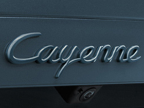 Insigne de couvercle arrière « Cayenne », apprêté. Porsche 9YA Cayenne E-Hybrid Coupé - 9Y004487024G2X, 9Y004487024