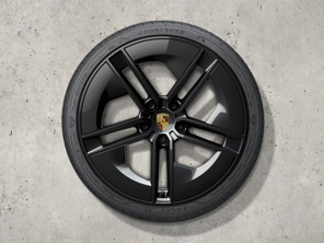 Ensemble de jantes et pneus d'été Taycan de 21 pouces au design exclusif, peints en noir (finition brillante) avec Aeroblades peints en blanc (finition brillante). Porsche Taycan (MK2) 2024>> - 9J1073663TB - 9J1073663TB