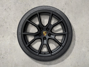 Jeu de roues d'été complètes RS Spyder Design de 21 pouces peintes en noir (finition soyeuse). Porsche Taycan (MK2) 2024>> - 9J1073663NN - 9J1073663NN