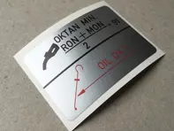 Brandstof- en olietankdeursticker. Porsche 911 / 924 / 928 / 944 (1985 – 1994) - 93070120301