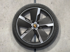 Design esclusivo Taycan da 21' con aeroblade in lega di carbonio. Cerchi in lega di carbonio e pneumatici estivi originali Porsche - 9J1073660S