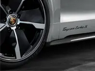 Designazione del modello sulle porte. Porsche Taycan Turbo/Turbo S - 9J104480002, 9J104480002041, 9J10448000284A, 9J104480002V04, 9J10448000224K