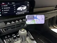 Soporte y cargador para smartphone. Porsche 992 con volante a la izquierda.