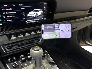 Support et chargeur pour smartphone. Porsche 992, conduite à gauche.