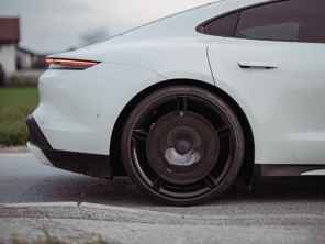 Roue arrière à disque EVO Aero, en fibre de carbone pour jante en alliage. Porsche 9J1 Taycan