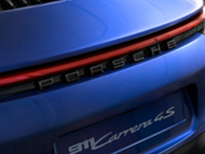 Targhetta posteriore con scritta 'PORSCHE', in nero lucido. Porsche 992 (911) - 99204481900041