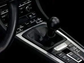 Pommeau de vitesse classique en aluminium noir 6 vitesses. Porsche 981 Boxster / 981 Cayman / 718 Boxster / 718 Cayman - 981424075008YR, 981424075252W0, 981424980038YR, 98142498003N11, 98142498003PL1, 981424980036U7, 981424980037A0, 981424980038C0, 981424980039H6, 98142498003DSY, 98142498003DVG, 981424980048YR, 98142498004n11, 98142498004PL1, 981424980046U7, 981424980047A0, 981424980048C0, 981424980049H6, 981424980058YR, 98142498005N11, 98142498005PL1, 981424980056U7, 981424980057A0, 981424980058C0, 981424980059H6, 982711141P, 982711141Q, 982711141AK, 982711141R, 982711141AL, 982711141L, 982711141S, 982711141AM