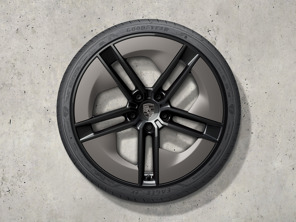 Ensemble de jantes et pneus d'été au design exclusif Taycan de 21 pouces, peints en noir (finition brillante) avec Aeroblades peints en Turbonite. Porsche Taycan Turbo (MK2) 2024>> - 9J1073663TC - 9J1073663TC