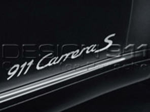 Modellbezeichnungsaufkleber an den Türen. Porsche 991.1 (911) / 991.2 (911) - 99104480110041, 99104480110V04, 99104480111041, 99104480111V04, 99104480114041, 99104480114V04, 99104480112041, 99104480112V04, 99104480111041, 99104480111V04