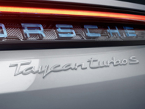 Stemma posteriore TAYCAN TURBO S, primerizzato. Porsche Taycan Turbo/Turbo S - 9J104480008G2X, 9J104480008