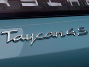 Insigne arrière TAYCAN 4S, apprêté. Porsche Taycan 4S - 9J104480007G2X, 9J104480007