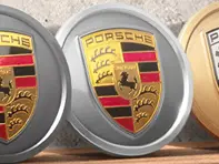 Enjoliveurs de roue en argent platine avec écusson Porsche coloré pour Porsche Taycan / Panamera - 9J1073002