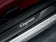 Seitenschwellerleisten in Carbon mit Logo, beleuchtet. Porsche 981C Cayman / 718 (982) Cayman - 98104480032, 98104480033