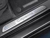 Listelli sottoporta in acciaio inox con logo CAYENNE. Porsche 958 Cayenne MK III - 95804480014