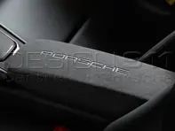 Coperchio del vano portaoggetti consolle centrale ALCANTARA NERO con LOGO PORSCHE. Porsche 991.2/982 - 9P1857151E2W0, 9P1857151D2W0