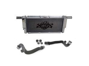 Mittelkühler aus Aluminium mit Kühlwasser- und Schläuchen. Passend für Porsche 991 / Boxster 981 / Cayman 981 - 99110613702, 99110613701, 9P1121253