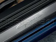 Seitenschwellerleisten in Edelstahl mit Logo. Porsche 981C Cayman / 718 (982) Cayman - 98104480002, 98104480003