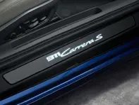 Molduras de acceso de las puertas en Carbon mate, iluminadas. Porsche 992.1 - 99204482080