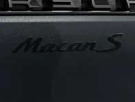 Insigne arrière MACAN S, en Noir (finition brillante). Porsche Macan II / Macan II S - 95B04481571041, 95B04481571