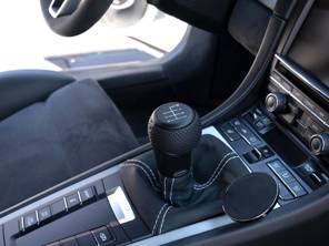 Pommeau de levier de vitesse en cuir pour boîte de vitesses à 6 rapports. Porsche 981 / 718 Boxster / Cayman - 98142407500, 98142407525, 98142498004 - PMKA-FB-6, PMKB-FB-6, PMKR-FB-6, PMKY-FB-6, PMKW-FB-6