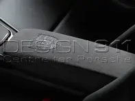Coperchio del vano portaoggetti consolle centrale ALCANTARA NERO con stemma PORSCHE. Porsche 991.2 / 982 Boxster / 982 Cayman - 9P1857151C2W0