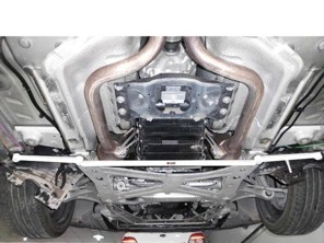Vordere untere Aufhängungsstrebe. Porsche 970 Panamera V6 - URLA4-1879