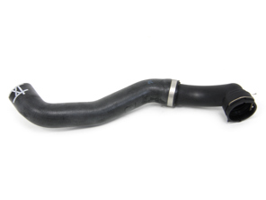 Tuyau supérieur de liquide de refroidissement du radiateur, retour. Porsche 957 Cayenne S / GTS / Turbo 4.8L - 95510663300
