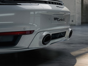 Endrohre in Schwarz der Sportauspuffanlage. Porsche 992 Turbo / Turbo S - 992044230