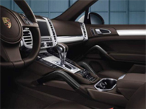 Poignées de porte et console centrale en carbone. Porsche 958 Cayenne - 95804480072