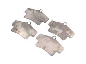 Dimensioni degli scudi termici per pastiglie freno in titanio: E2405/T5104. Porsche 986/987 Boxster / 987C Cayman / 996 / 997 (codice OE 99635294903 / 99735193904) - 23329, 07.B314.15, 07B31415, 99635294903, 99735193904 - E2405, T1231