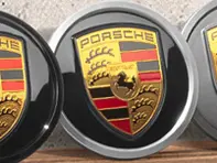Enjoliveurs de roue en Noir (finition brillante) avec écusson Porsche coloré pour Porsche Taycan / Panamera - 9J1073002