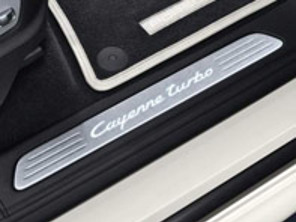 Baguettes de bas de caisse en acier inoxydable avec logo, illuminées. Porsche 958 Cayenne MKIII - 95804480011, 95804480015, 95804480035