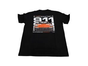 Camiseta Design 911 - Negra/Gris con logotipo en el pecho izquierdo y gráfico grande en la parte trasera
