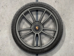 Llantas de aleación 911 Turbo S de 20/21 pulgadas Platinum (brillante satinado) y neumáticos de invierno Original Porsche - 992044603AC