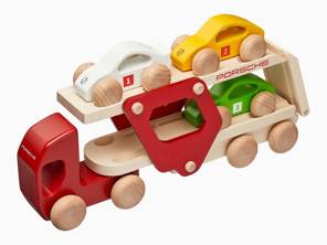 Renntruck aus Holz - Inkl. Anhänger mit drei Fahrzeugen - WAP0407000PHZA, WAP0406240SHAT, WAP0406230SHAS, WAP0406220RHZA, WAP0406210RCAY, WAP0400150NLRT, WAP0406100PTHA, WAP0406200PTHA, WAP0400020L0EF