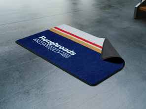 Garagenmatte – Roughroads-Design. Zwei Größen.